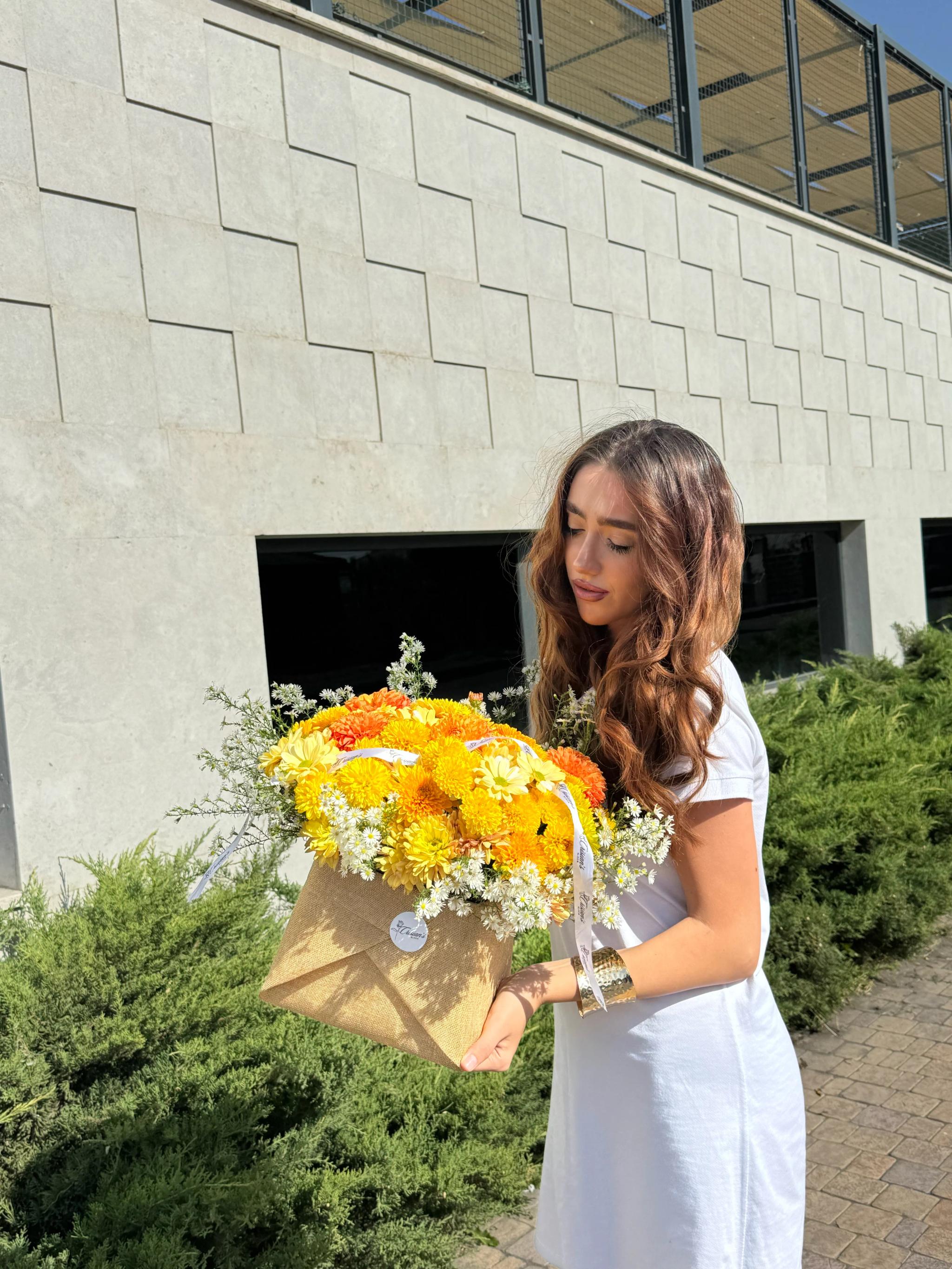 Chrysanthemums in a box | ծաղիկներ, ծաղկեպսակներ, բույսեր Երևան