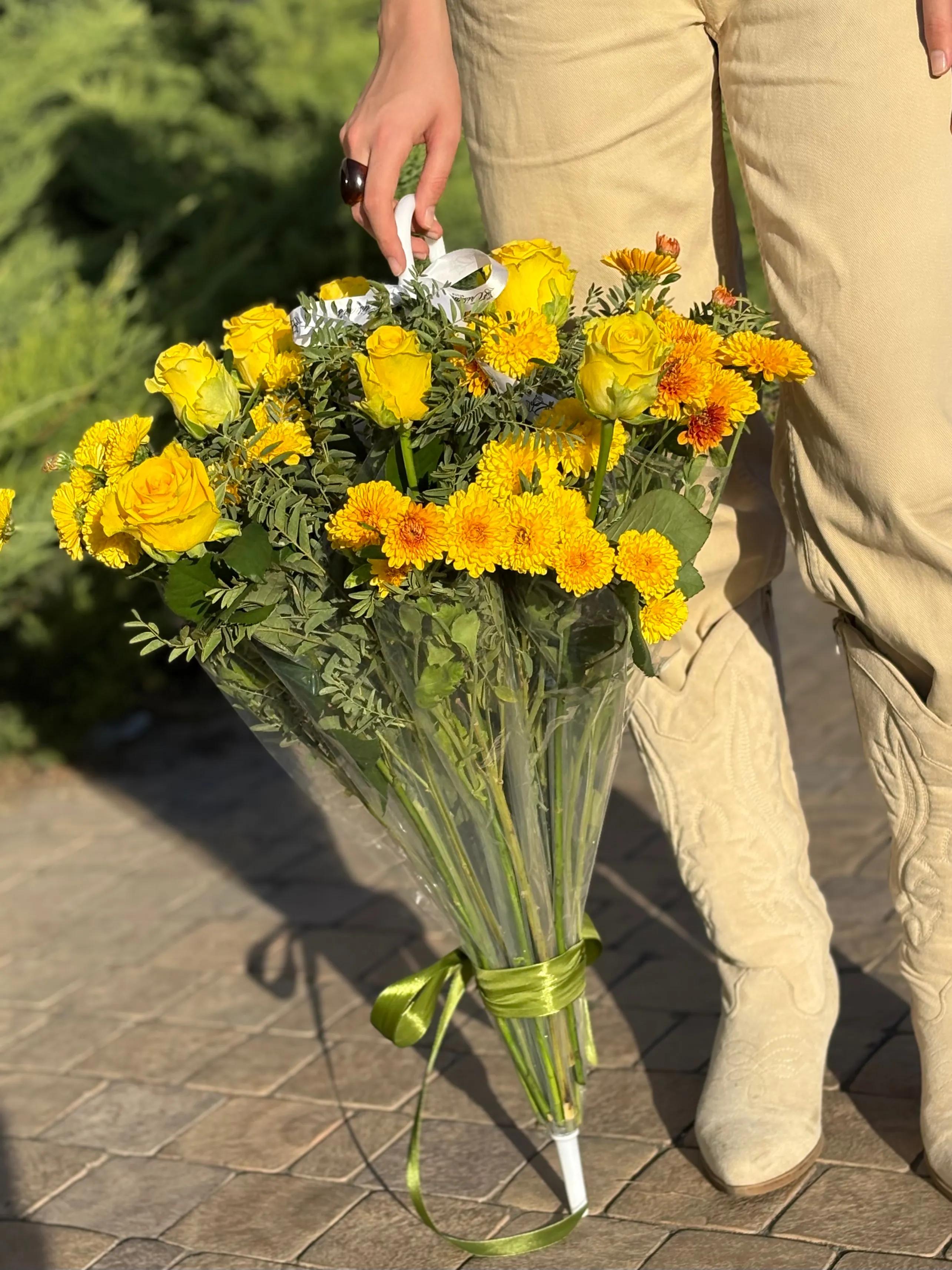A bouquet of flowers in a raincoat | ծաղիկներ, ծաղկեպսակներ, բույսեր - առաքում Երևան A bouquet of flowers in a raincoat | ծաղիկներ, ծաղկեպսակներ, բույսեր - առաքում Երևան