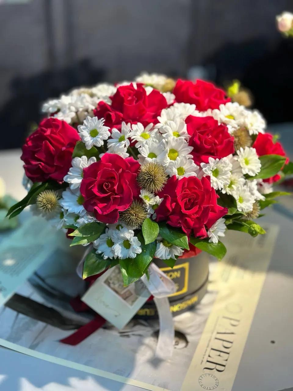 Chrysanthemums and roses in one box | ծաղիկներ, ծաղկեպսակներ, բույսեր - առաքում Երևան Chrysanthemums and roses in one box | ծաղիկներ, ծաղկեպսակներ, բույսեր - առաքում Երևան